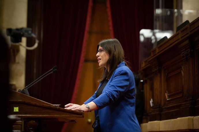 La consellera de Investigación y Universidades de la Generalitat, Gemma Geis, en el pleno del Parlament