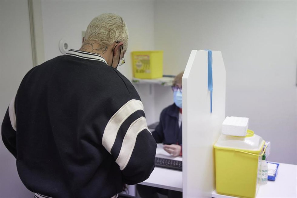Una persona de entre 18 y 29 años, acude a su cita para ponerse la tercera dosis de la vacuna contra el Covid-19