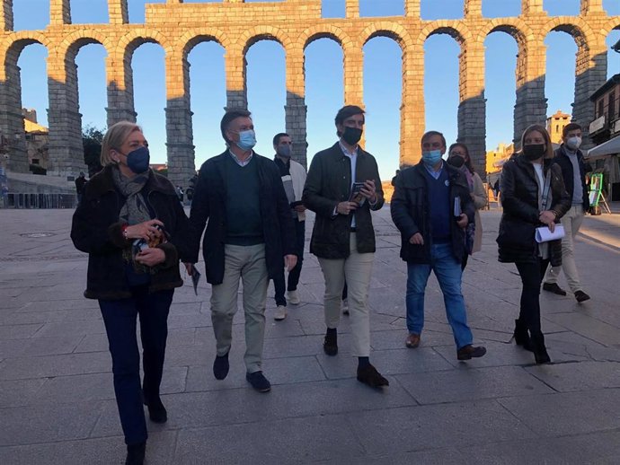 El vicesecretario de Comunicación del Partido Popular a nivel nacional, Pablo Montesinos, junto a la candidatura del PP de Segovia.