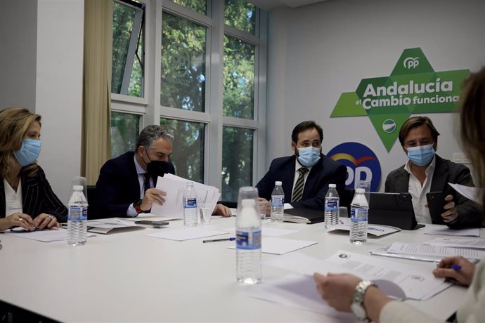 El presidente regional del PP, Paco Núñez, reunido con el equipo económico del PP andaluz.