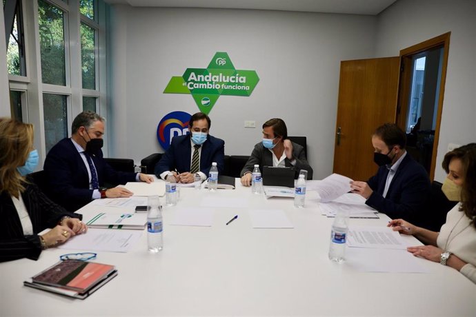 Reunión entre representantes del PP-A y del PP de Castilla-La Mancha