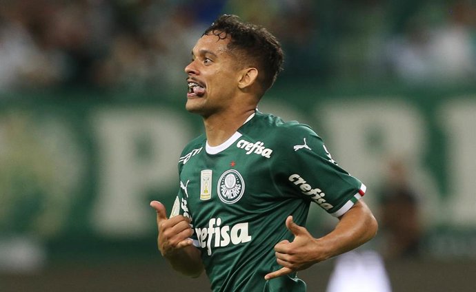 Archivo - HANDOUT - 30 October 2019, Brazil, Sao Paulo: SE Palmeiras' Gustavo Scarpa celebrates scoring his side's third goal during Brazilian Championship Serie A soccer match between SE Palmeiras and Sao Paulo FC at the Allianz Parque arena. Photo: Ce