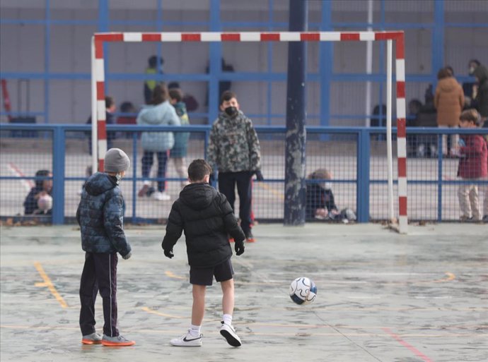 Varios niños juegan en el recreo durante el primer día de clase presencial tras la Navidad, en el Colegio Privado Alameda de Osuna, a 10 de enero de 2022, en Madrid, (España).