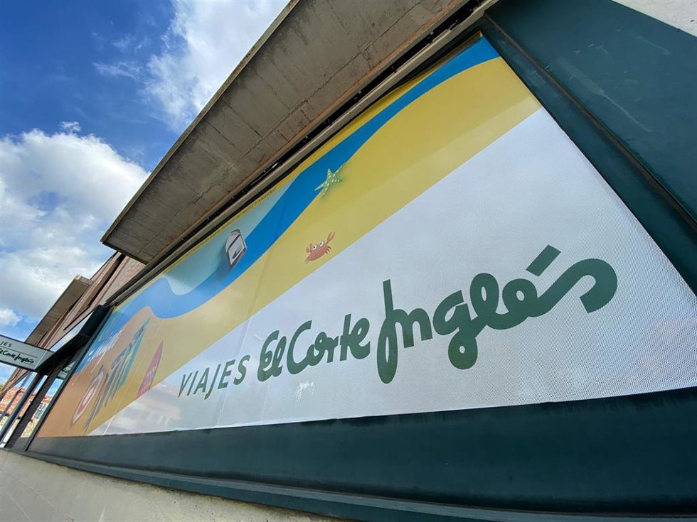 Archivo - Entrada cerrada temporalmente de un local de Viajes El Corte Inglés dos días después de que la empresa haya anunciado que se ha aprobado el ERTE para el 90% de su plantilla, en Madrid (España) a 20 de abril de 2020.