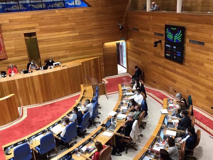 Archivo - Votación unánime en el primer pleno de la XI Legislatura del Parlamento gallego.