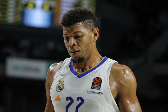 Archivo - Walter Samuel Tavares da Veiga of Real Madrid looks on during Turkish Airlines Euroleague basketball match between Real Madrid and Zalgiris at Wizink Center on November 12th, 2021 in Madrid, Spain.