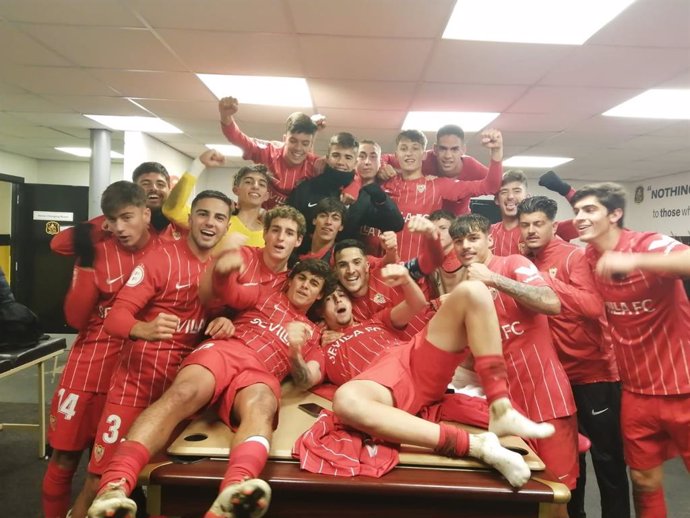 El juvenil A del Sevilla celebra el pase a octavos de la Youth League