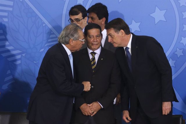 Archivo - El presidente de Brasil, Jair Bolsonaro (d), junto con el vicepresidente brasileño, Antonio Hamilton Mourao (c)