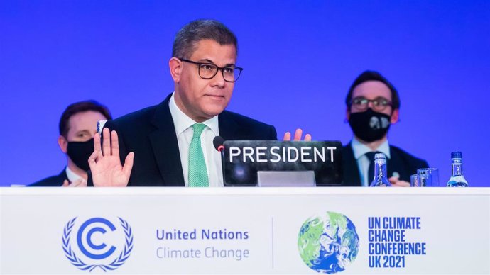 Archivo - 13 November 2021, United Kingdom, Glasgow: President of the Cop26 Climate Summit Alok Sharma raises his hands at the closing plenary session of the United Nations Climate Change Conference (COP26). Photo: Christoph Soeder/dpa