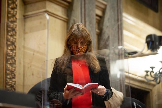 La presidenta del Parlamento Laura Borràs lee el reglamento del Parlamento de Cataluña al inicio de una sesión plenaria en el Parlamento el 8 de febrero de 2022 en Barcelona, ​​​​Cataluña (España).