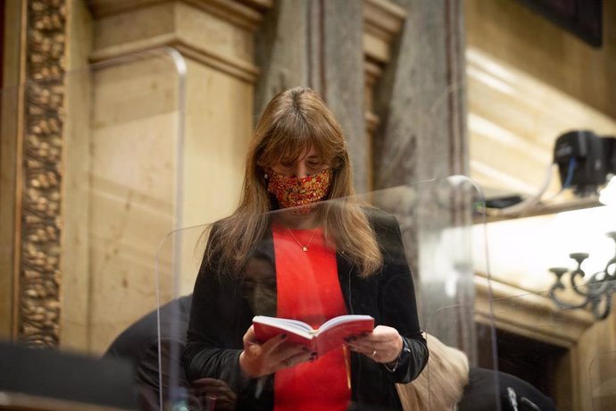 La presidenta del Parlament, Laura Borrs, lee el reglamento del Parlament de Catalunya, al inicio de un pleno en el Parlament, a 8 de febrero de 2022, en Barcelona, Cataluña (España).