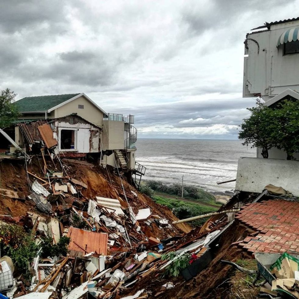 Archivo - Inundaciones en Amanzimtoti, cerca de Durban en Sudáfrica
