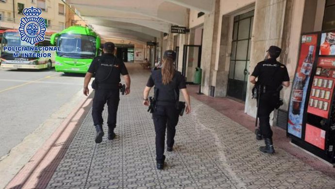 Agentes de Policía Nacional en la estación de autobuses de Logroño donde detuvieron a una de las dos personas