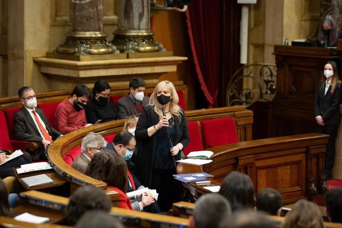 La consellera de Derechos Sociales de la Generalitat, Violant Cervera, en el pleno del Parlament del 9 de febrero de 2022
