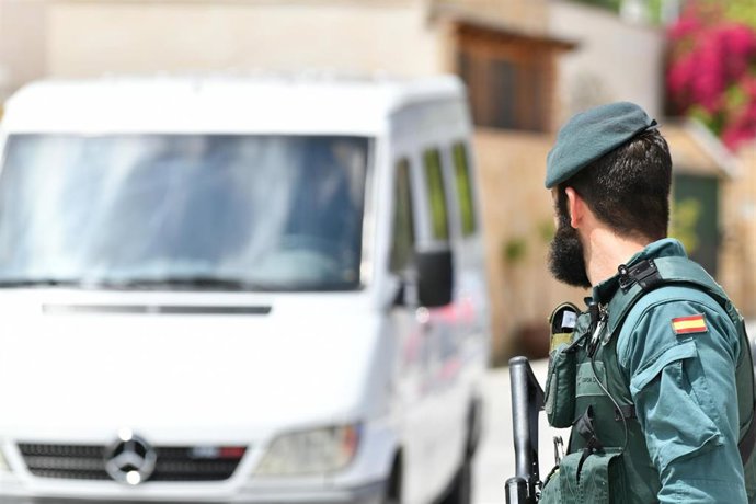 Archivo - Agente de la Guardia Civil, en una imagen de archivo por una operación 