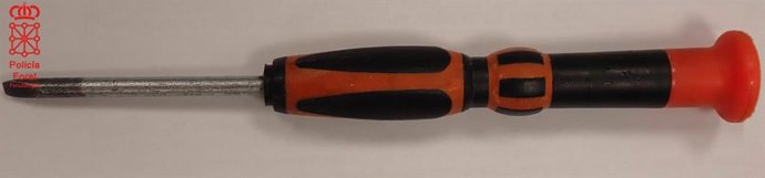 Destornillador sustraído en una de las viviendas e intervenido a los sospechosos