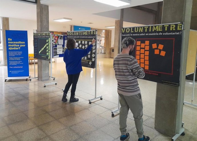 Exposición sobre el voluntariado del Consell de Mallorca en el edificio Ramon Llull de la UIB.