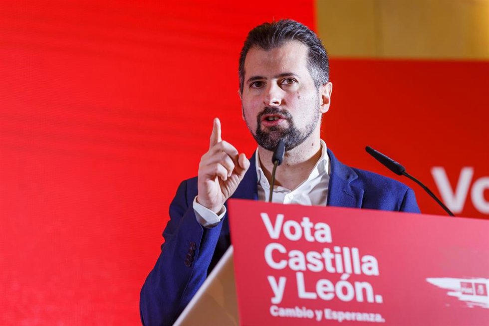 El candidato del PSOE a la Presidencia de la Junta, Luis Tudanca, interviene en un acto de campaña electoral, en el Acueducto de Segovia, a 5 de febrero de 2022, en Segovia, Castilla y León (España).