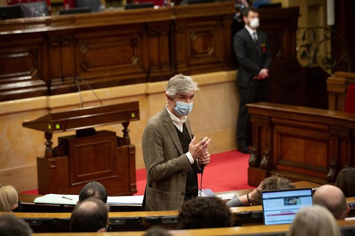 El conseller de Salud de la Generalitat, Josep Maria Argimon, en el pleno del Parlament el 9 de febrero.