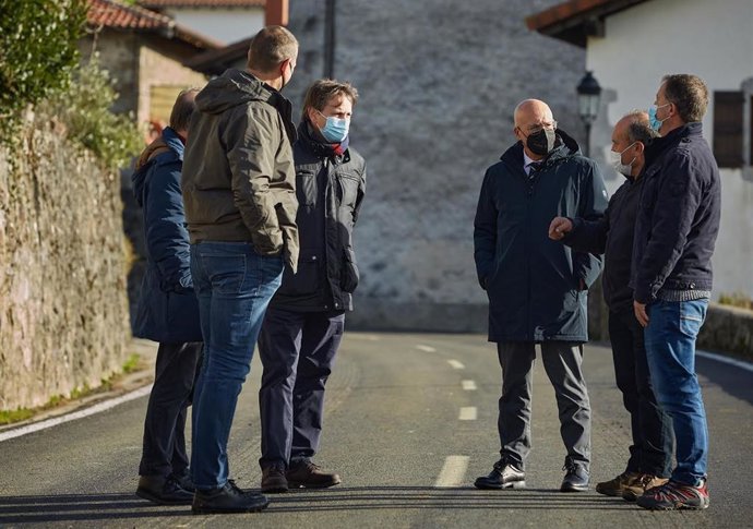 Archivo - El consejero Ciriza y el director general de Obras Públicas e Infraestructuras, Pedro López, en una reciente visita a una carretera en Aldatz