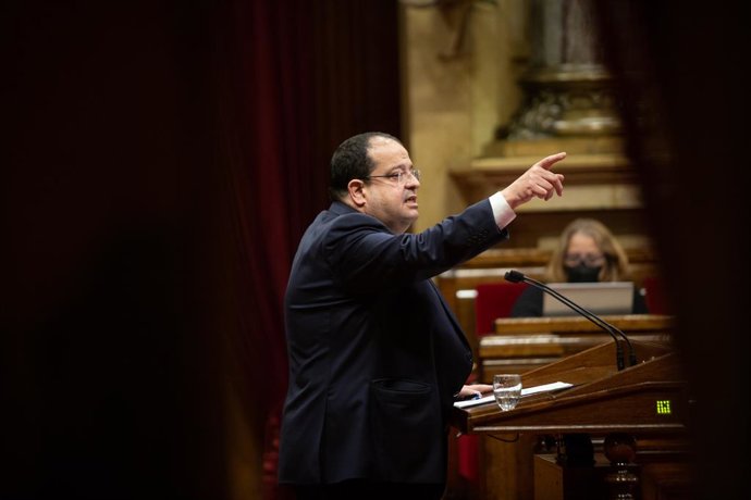 El conseller d'Interior, Joan Ignasi Elena, en una intervenció al Parlament