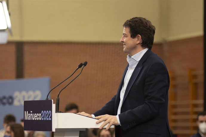 El presidente de la Junta de Castilla y León y candidato del PP, Alfonso Fernández Mañueco, interviene en un acto de campaña electoral,  a 6 de febrero de 2022, en Palencia, Castilla y León (España).