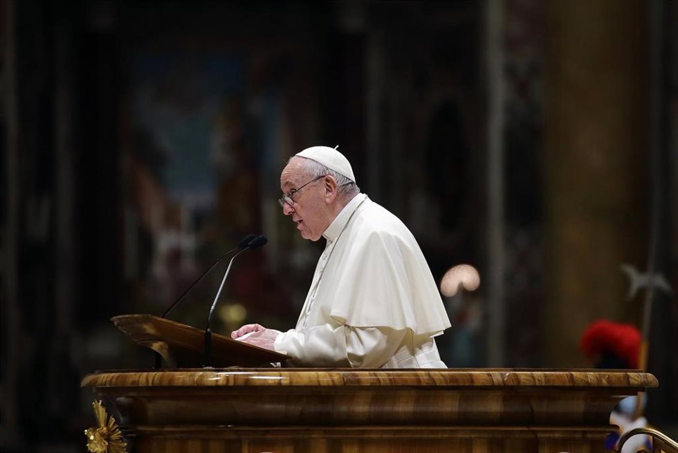 Archivo - 31 December 2021, Vatican, Vatican City: Pope Francis speaks during celebration of First Vespers and Te Deum, the rite of thanksgiving for the end of the year, in Saint Peter's Basilica at the Vatican City. Photo: Evandro Inetti/ZUMA Press Wir