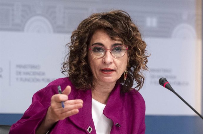 La ministra de Hacienda y Función Pública, María Jesús Montero, comparece ante los medios para presentar un avance de los datos de cierre de recaudación tributaria correspondientes a 2021, en la Sede del Ministerio, a 27 de enero de 2022, en Madrid (Esp