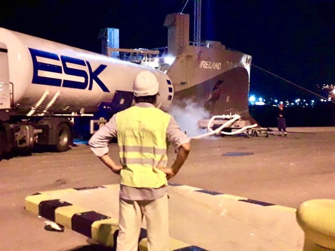 Archivo - Operación de carga de GNL al buque Ireland en el puerto de Valencia