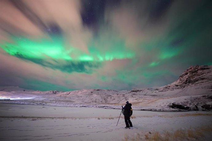 Archivo - 01 December 2021, Iceland, Grundarfjordur: A photographer record the Northern Lights near Kirkjufell, a 463m high mountain (known as the Witch's Hat) near Grundarfjordur in the north of the Saefellsnes peninsula in Iceland. Photo: Owen Humphre