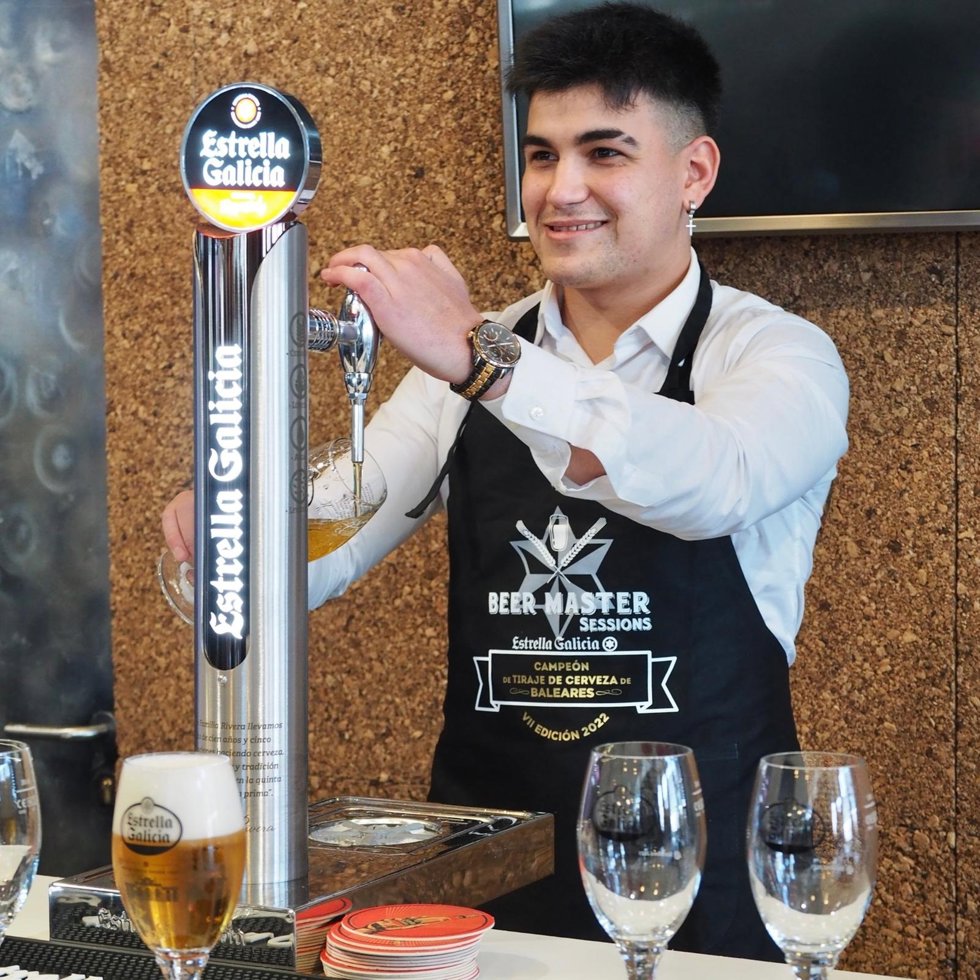 Jaime Gual, de Carbón Moreno en Alcudia, el mejor tirador de cerveza de Baleares.