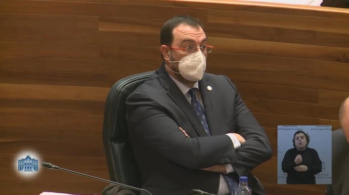 El presidente del Principado, Adrián Barbón, en el pleno.