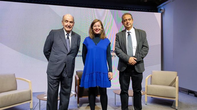 La presidenta del Govern balear, Francina Armengol, junto con el ponente de la Constitución Miquel Roca y el periodista Enric Sierra