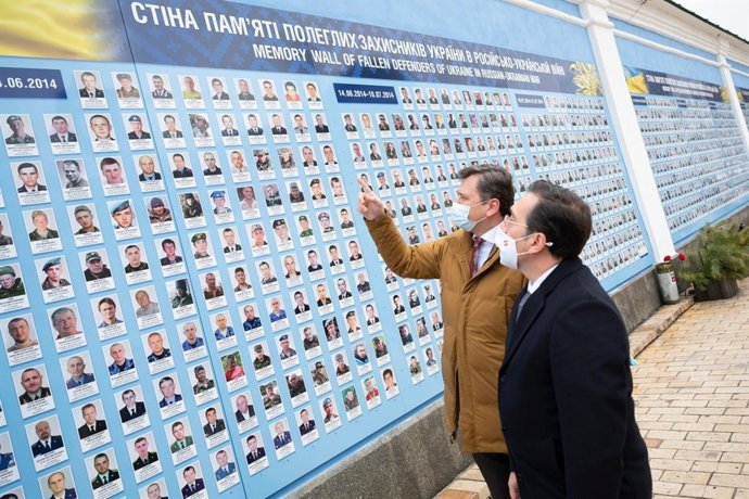 El ministre d'Afers Exteriors, José Manuel Albares , visita amb el seu homleg ucrans, Dmytro Kuleba, el memorial a les víctimes del conflicte al Donbass.