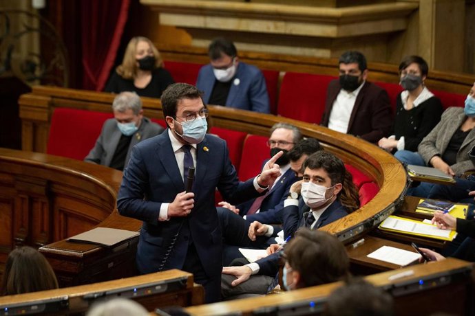 El presidente de la Generalitat, Pere Aragons, en la sesión de control en el pleno del Parlament.