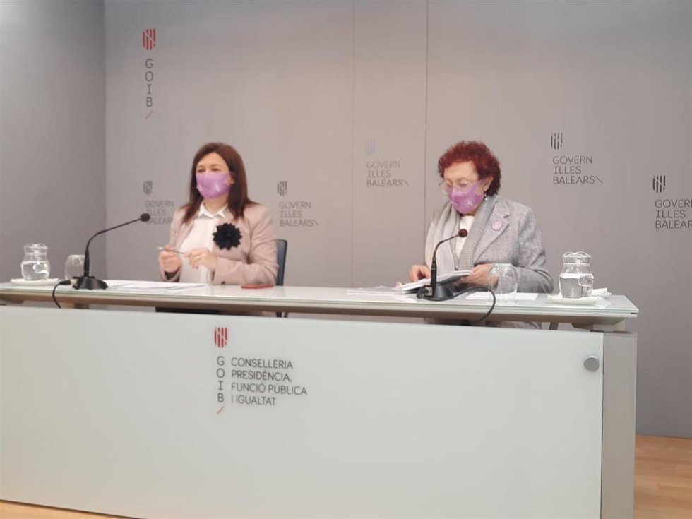 La consellera de Presidencia, Función Pública e Igualdad, Mercedes Garrido, junto a la directora del Instituto Balear de la Mujer, María Durán.