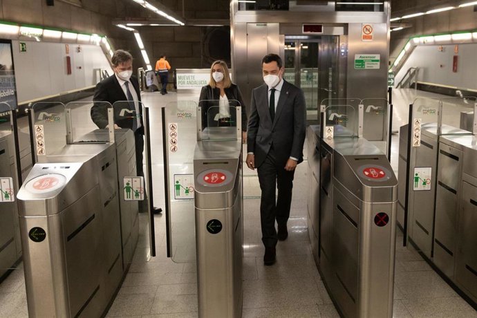 El presidente de la Junta de Andalucía, Juanma Moreno,  en una estación del Metro, en foto de archivo.