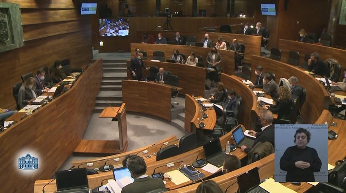 El presidente del Principado, Adrián Barbón, interviene en el pleno de la Junta.