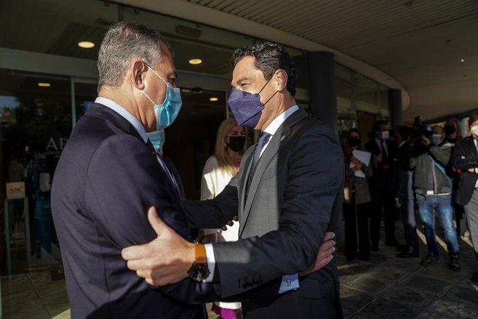 José Luis Sanz, candidato del PP a la Alcaldía de Sevilla, con el presidente de la Junta de Andalucía, Juanma Moreno, en el Foro ABC.
