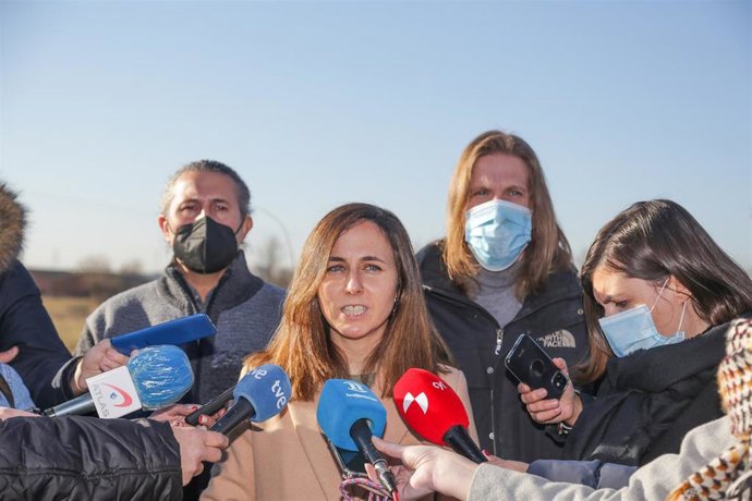 Belarra atiende a los medios de comunicación en Navatejera, junto al candidato de UP, Pablo Fernández (D).
