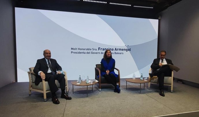 La presidenta del Govern balear, Francina Armengol, junto con el ponente de la Constitución Miquel Roca y el periodista Enric Sierra
