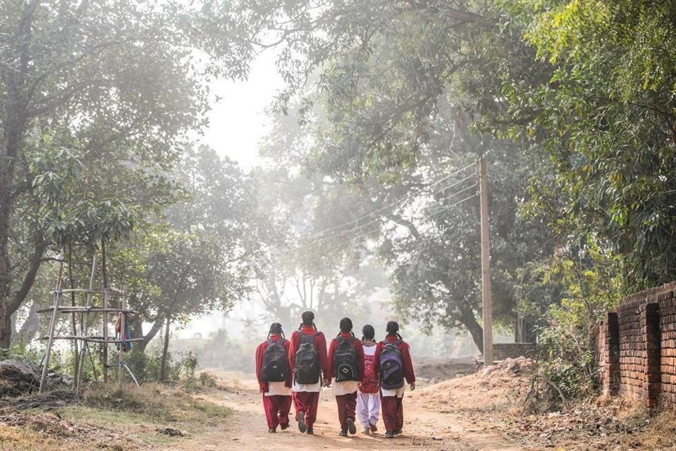 Archivo - Niñas caminando hacia la escuela en India