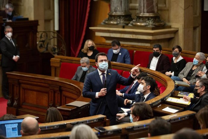 El presidente de la Generalitat, Pere Aragons, en la sesión de control en el pleno del Parlament.