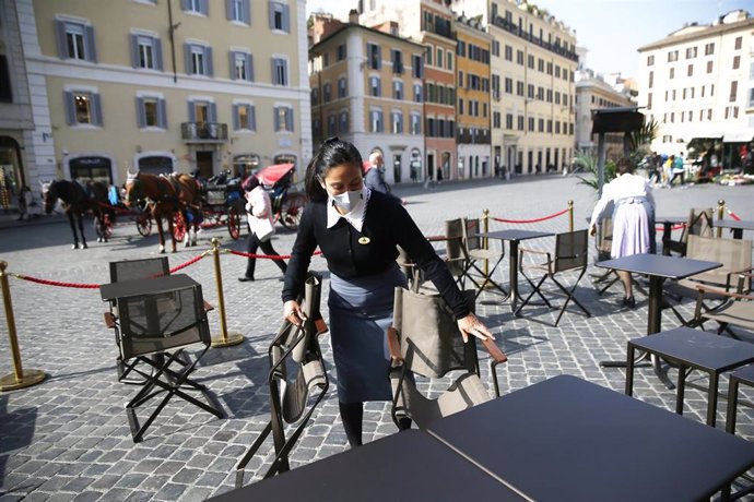 Archivo - Una trabajadora con mascarilla en una cafetería en la capital de Italia, Roma, durante la pandemia de coronavirus