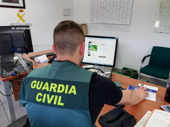 Archivo - Un agente de la Guardia Civil en foto de archivo.