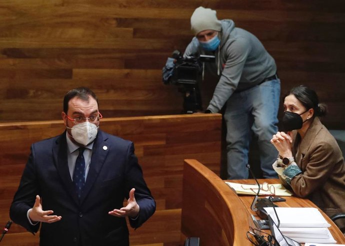 El presidente del Principado, Adrián Barbón, interviene en la Junta General.