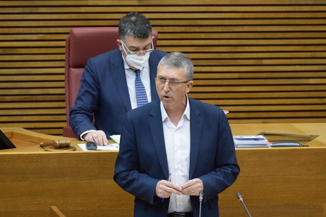 El conseller de Economía, Rafa Climent, comparece en Les Corts
