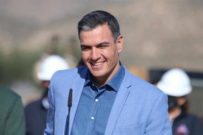 El presidente del Gobierno, Pedro Sánchez, durante su intervención después de realizar  la visita a la planta geotérmica de Cardial Recursos Alternativos S.L. a 07 de febrero del 2022 en Campo de Níjar (Almería, Andalucía, España). Se trata de la primer