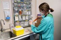 Bajan de 50.000 los casos de Covid en Galicia, con menos contagios diarios y un leve repunte en UCI