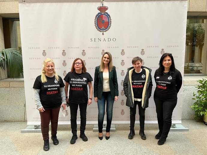 La senadora de Ciudadanos María Ponce (centro), a 9 de febrero de 2022, en el Senado con las representantes del sindicato Tu Abandono Me Puede Matar.